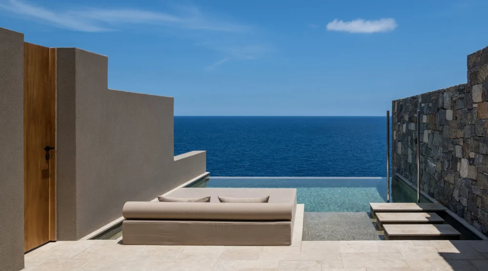 Wave Suite Xl Private Infinity Pool at Acro Suites