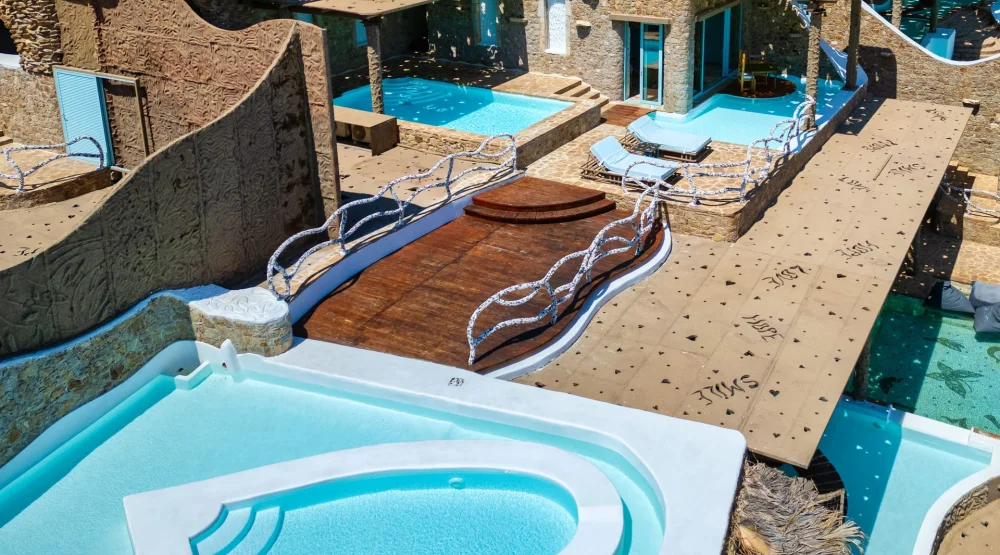 Alpha Love Heart Pool Suite at Calilo