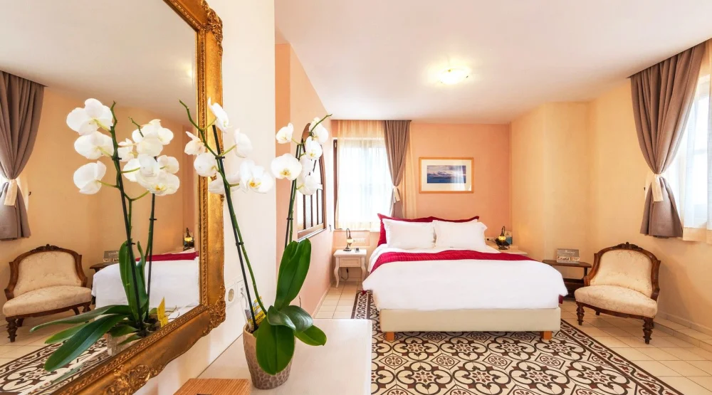 Master Suite with Outdoor Hot Tub  (forms Of Light) at In Camera Art Boutique Hotel