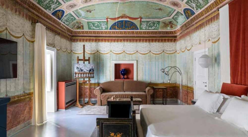Master Suite at Q92 Noto