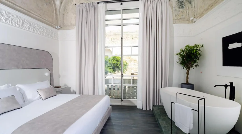 Queen Suite with Spa Bath at Artemisia Domus Giardino