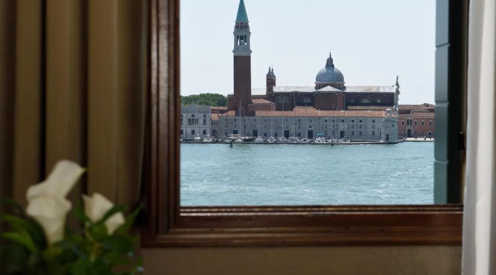 Deluxe Room with Lagoon View at Hotel Metropole Venezia