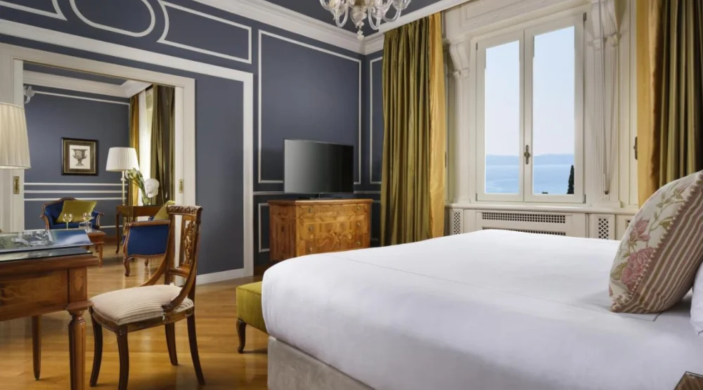 Suite with Lake View at Villa Cortine Palace Hotel