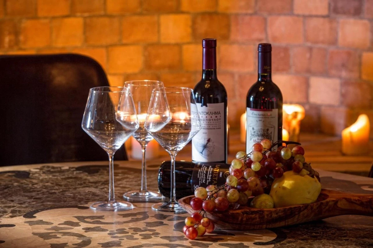 Moni Emvasis Luxury Suites